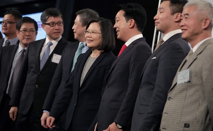 總統蔡英文與台北美國商會謝年飯活動貴賓合影。 圖：總統府/提供