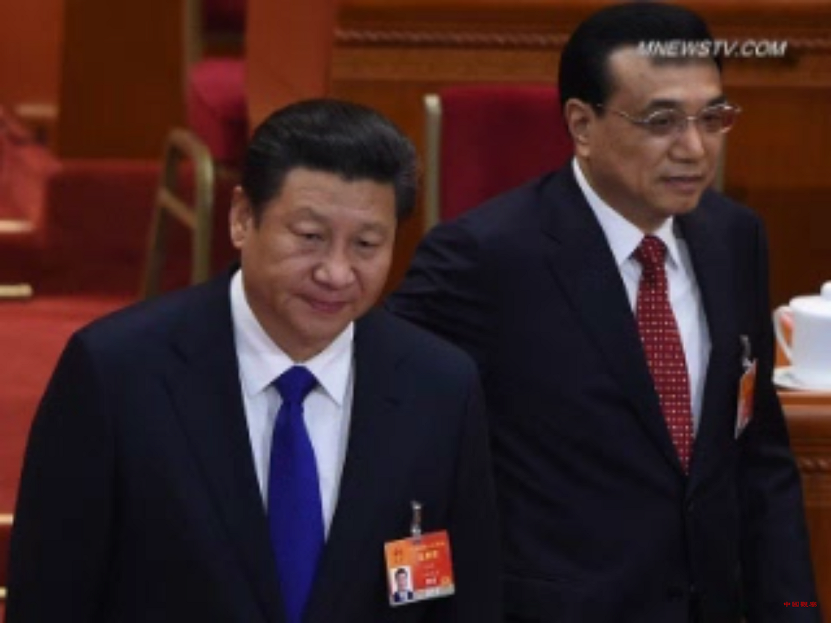人大閉幕後，國務院總理李克強（右）在兩個小時的新聞記者會上，「只有四次提到了習近平（左）」。 圖：翻攝自Youtube