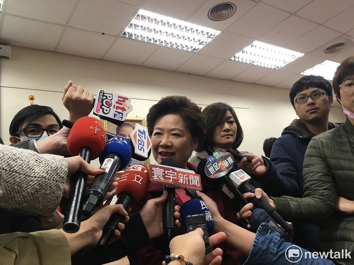公平會主委黃美瑛今（22）日受訪時表示，公平會也正在關注麥當勞等速食業者漲價狀況，目前調查了10多家，也調查了手搖飲料業者，正積極搜集事證中。 圖：黃韋銓/攝