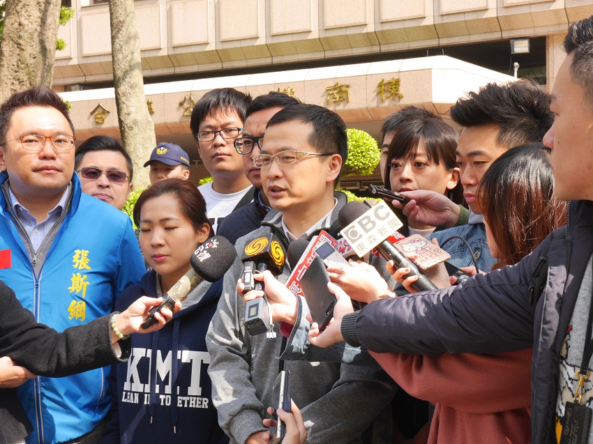 「護司法公投」聯盟22日上午到中選會遞交提案連署書。 圖：趙婉淳/攝