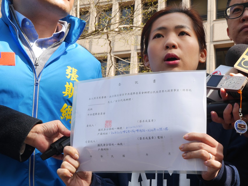 馬英九辦公室發言人徐巧芯上午也帶著馬英九連署書前來。 圖：趙婉淳/攝