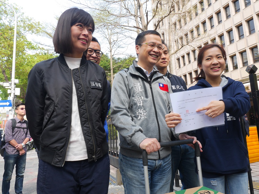 由前總統馬英九領銜、律師陳長文發起的「護司法公投」，目前完成第一階段連署。 圖：趙婉淳/攝