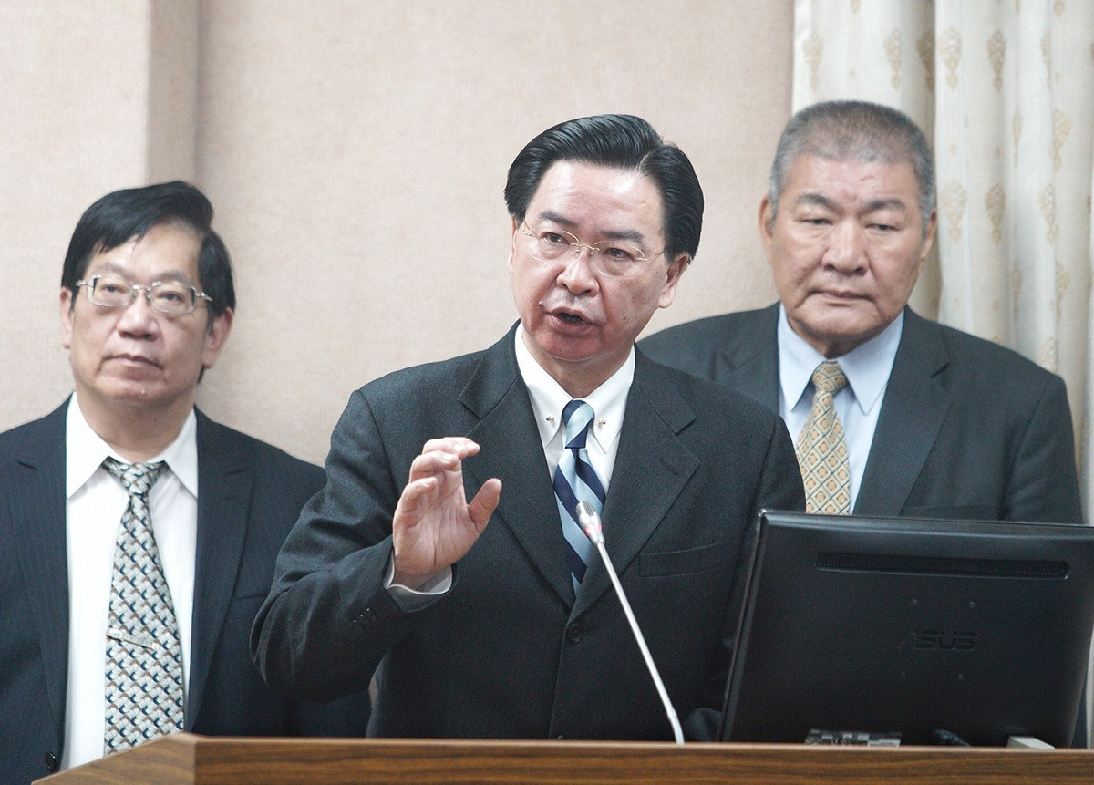 外交部長吳釗燮、海巡署副署長胡意剛（右）、農委會漁業署長黃鴻燕（左）在立院外交及國防委會員備詢。 圖：張良一/攝