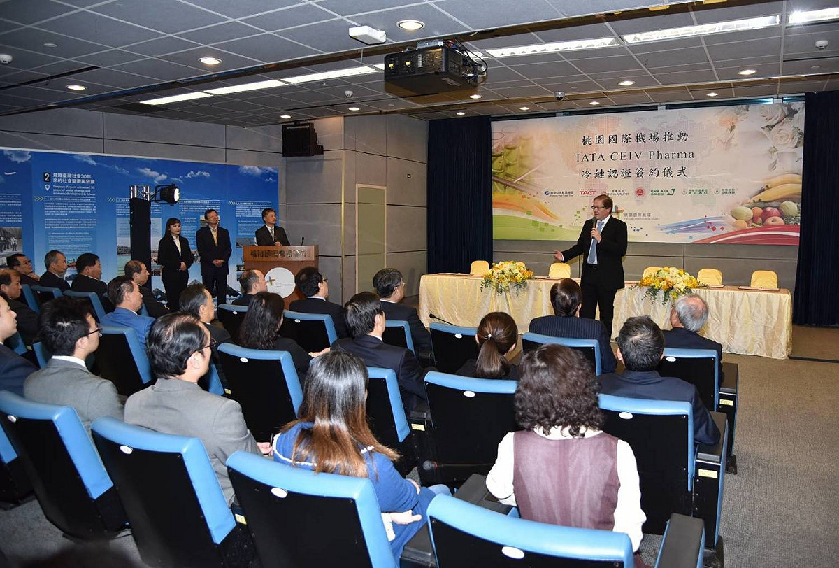 IATA代表Ronald Schaefer指出，全球醫藥市場商機龐大，花卉與生技疫苗等醫藥產品因深具時效性需要空運冷鏈物流的支援與服務。 圖：桃園機場/提供