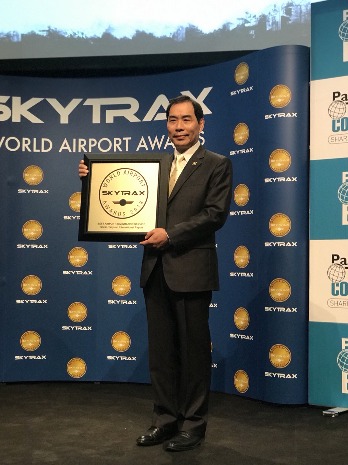2018最佳證照查驗機場獎項由機場公司副總經理但昭璧代表，於瑞典斯德哥爾摩領取。 圖：桃園機場/提供