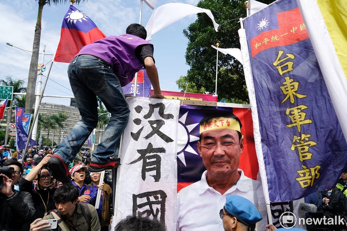 藍天行動聯盟今天下午在立法院外舉辦繆德生追思會。 圖：張良一／攝