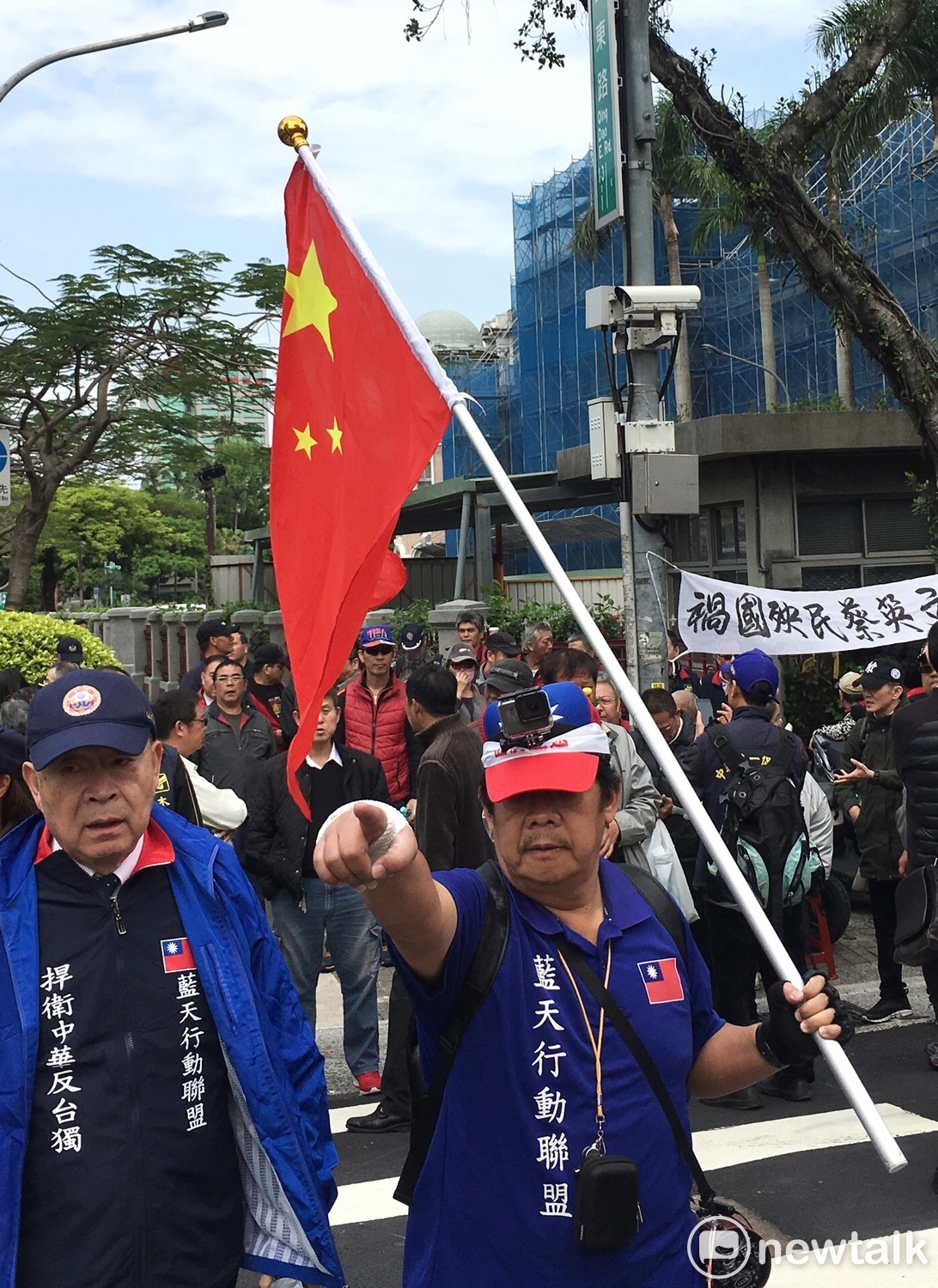 藍天行動聯盟今天下午在立法院外舉辦繆德生追思會。 圖：張良一／攝