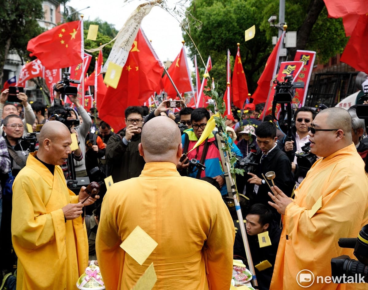 藍天行動聯盟下午舉辦繆德生追思會，也請師傅到場為繆德生誦經與招魂。 圖：張良一／攝