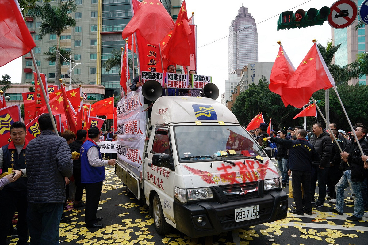 統促黨總裁張安樂率隊參與遊行，其黨員灑冥紙助陣。 圖：張良一/攝