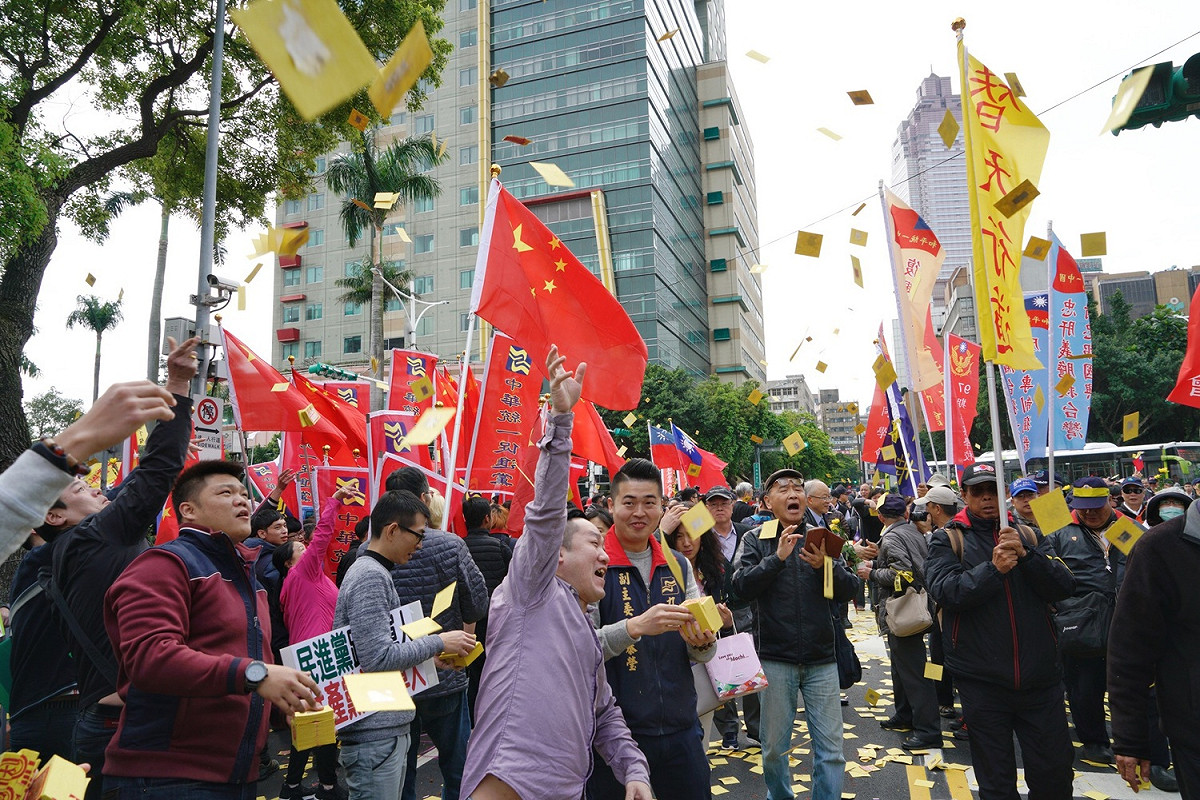 參與遊行的黨員灑冥紙助陣。 圖：張良一/攝