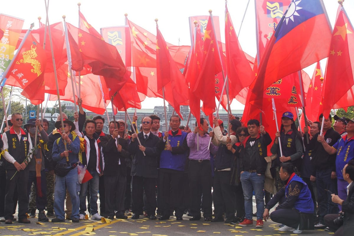 許多黨政團體聚集於凱道上高舉旗幟。 圖：張良一/攝