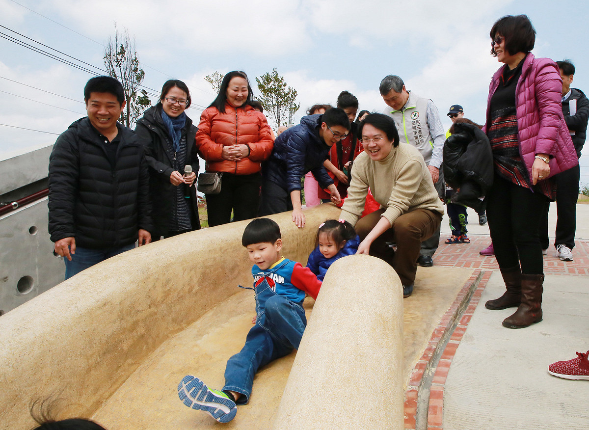基隆市長林右昌今前往信義區孝德公院，視察公園環境景觀工程初期成果，與孩子們一起溜滑梯。 圖：基隆市政府 / 提供