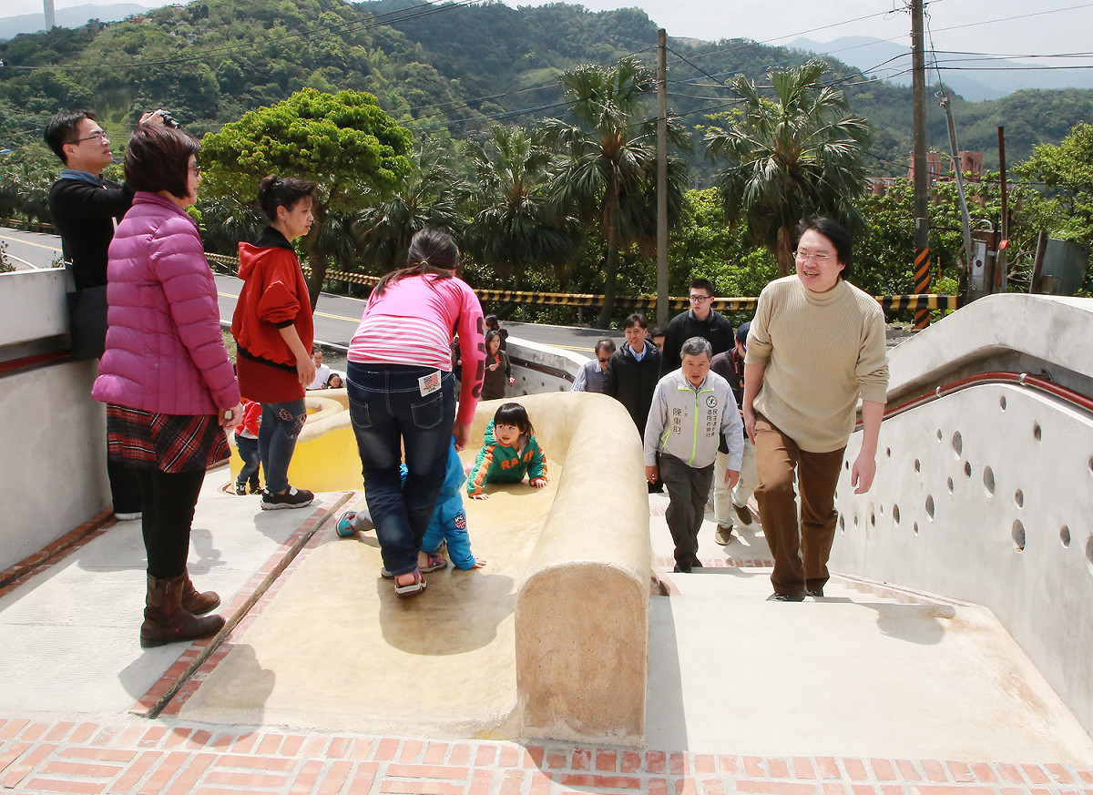 林右昌大讚，孝德公園制高點視野遼闊，可遠眺地標公園與九份山景，是基隆鄰里公園的示範公園之一。 圖：基隆市政府 / 提供