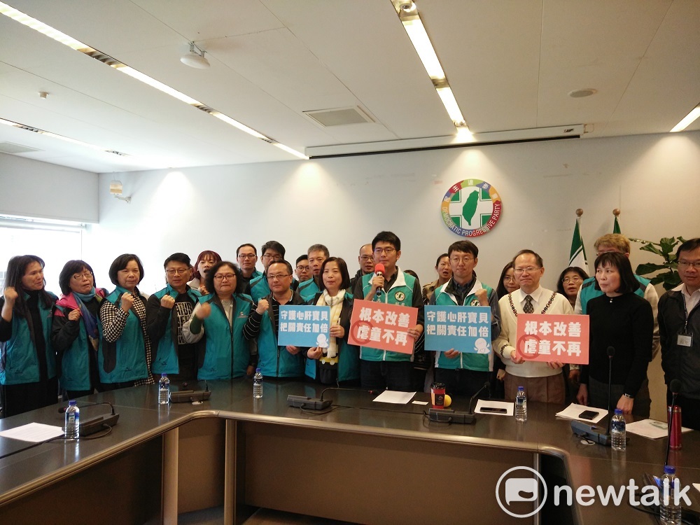 台中市議員江肇國、立委黃國書服務處執行長黃守達與幼教團體呼籲政府要有完善的不適任者通報機制。 圖：唐復年/攝