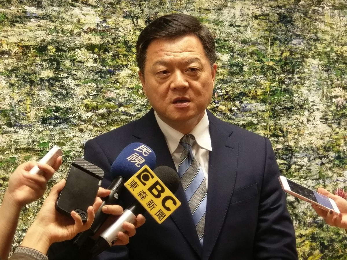 周錫瑋表示，燙衣服是他個人對紀律的要求；另表示歡迎與吳秉叡辯論。  周錫瑋新北市政策中心/提供