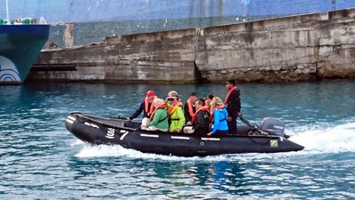 動力橡皮艇接駁「卡莉多麗號」郵輪旅客95人登岸富岡漁港碼頭。 圖 : 中央社