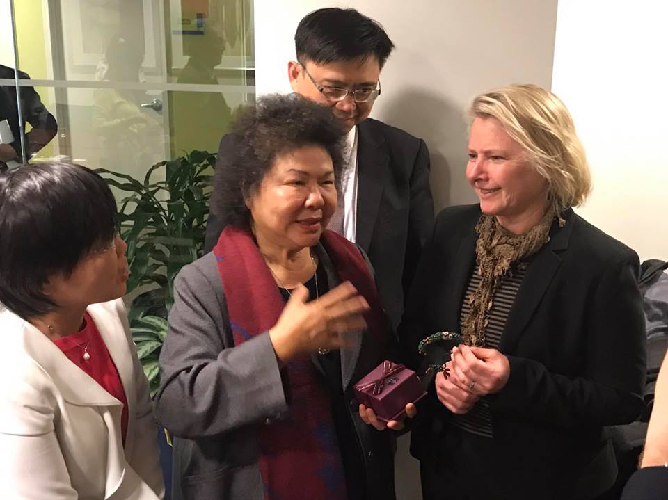 董雲裳與陳菊會面時強調，台美友誼深厚，也是堅強的夥伴。 圖：翻攝陳菊覽書