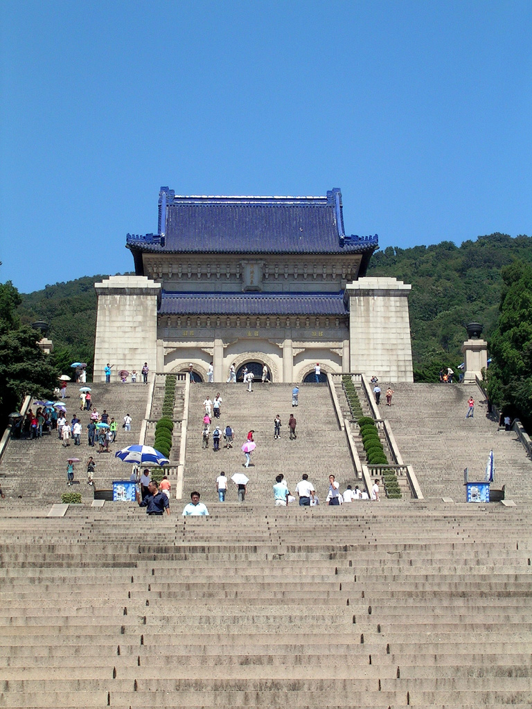 環球網稱，遠望青瓦台，「當時也曾覺得眼熟，有點像我們南京的中山陵（如圖）」。 圖：翻攝自維基百科