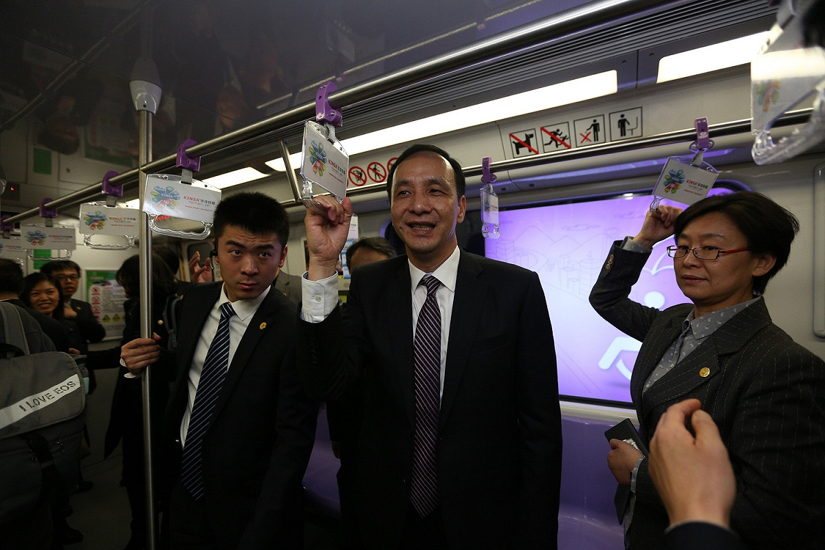 朱立倫與市府團隊搭承南京地鐵初體驗。 圖：新北市政府/提供