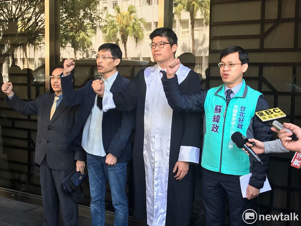 告發人邱一峰、蕭亞譚、詹晉鑒、蘇緯政（左起）。 圖 : 周煊惠 / 攝