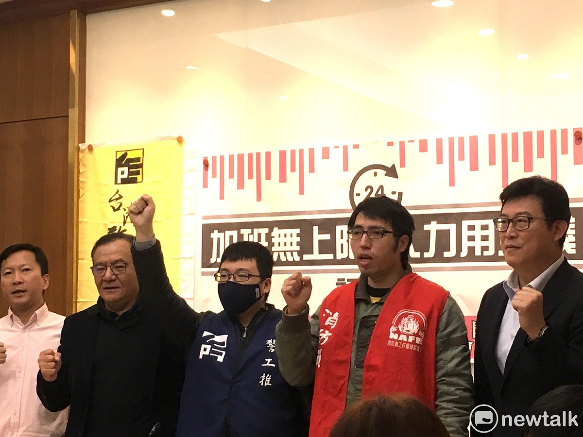 警消團體今（23）日偕同民進黨立委姚文智、高志鵬舉行記者會指出，受限法規、公務人員不適用勞基法等因素，警察與消防人員當月份超勤加班費超過1萬7000元，或是超勤加班超過100小時者，機關即可不核發加班費。警消團體要求應實報實銷、比照勞基法加成1.33至1.66倍，以免血汗白白犧牲。 圖：黃韋銓/攝