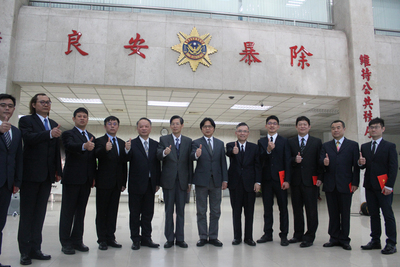 警政署刑事局23日舉行「斬手行動專案」記者會，刑事局長蔡蒼柏（左5）表示，從3月19日至22日執行第二波全國查緝車手「斬手」專案，4天逮捕418人，內政部長葉俊榮（右6）23日赴刑事局表揚有功員警。 圖 : 中央社