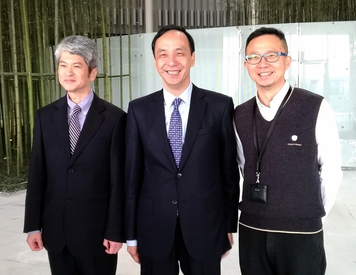 新北市長朱立倫率市府團隊訪問中國，今（23）日上午參訪台積電南京廠，並到青年創業基地的眾創碼頭與台灣青年座談。 圖：新北市/提供