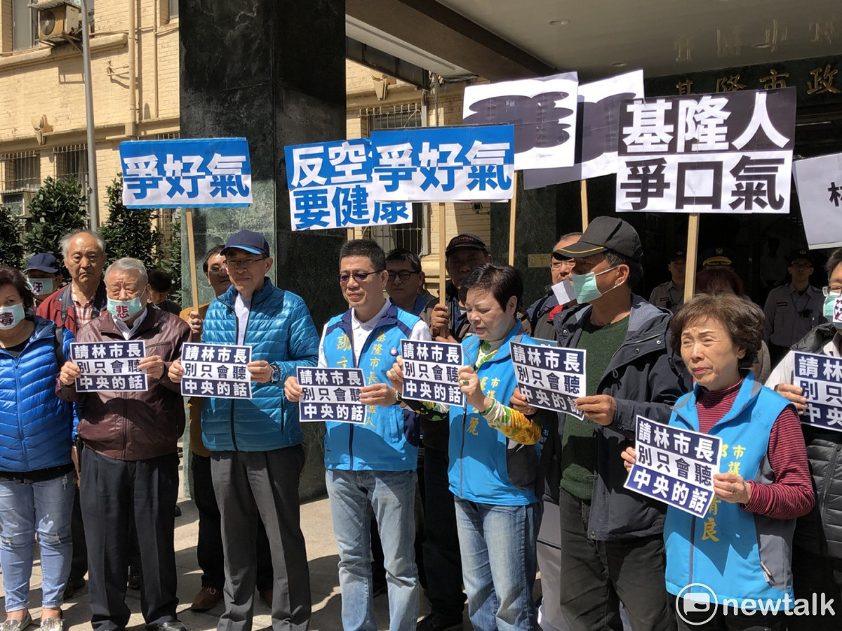 國民黨基隆市長參選人謝立功今日率領黨籍議員代表前往基隆市政府抗議。 圖：謝立功辦公室 / 提供