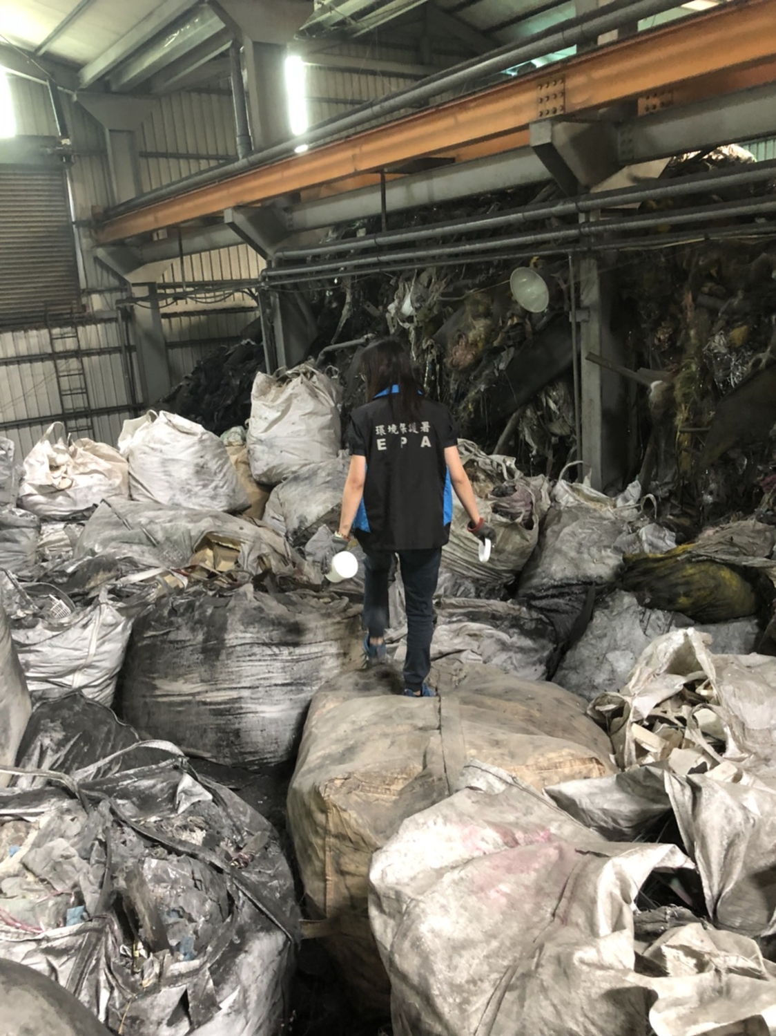 高雄市出現非法業者利用空地及租用廠房堆放廢五金，棄置之廢棄物數量初估合計有4,622公噸，初估犯罪所得高達新台幣3,279萬餘元。 圖：環保署／提供