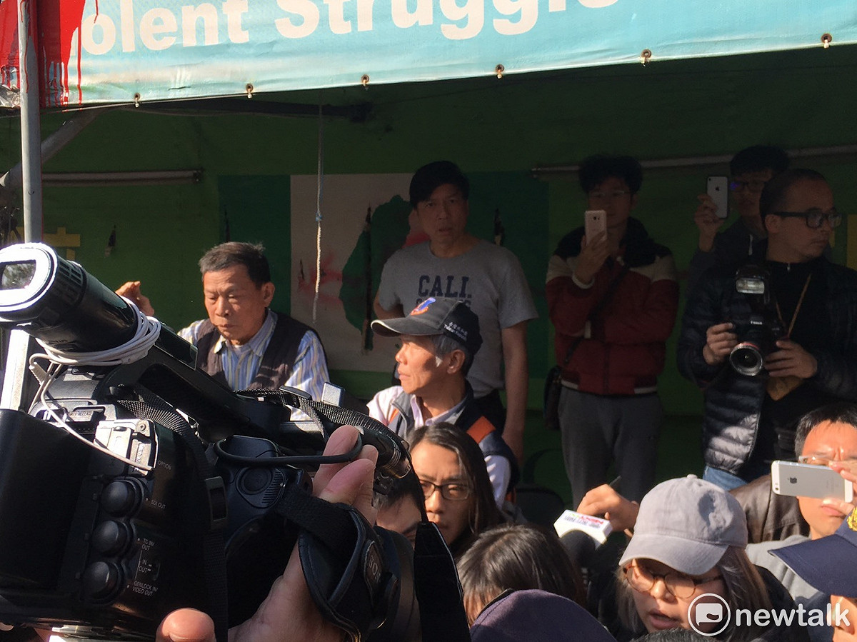 今天下午3點40分左右，台北市警局開始拆公投盟帳篷，獨派人士與民眾大喊「公文拿出來」，多名人士與警方發生推擠衝突，推擠中警方將抗議民眾壓制在地。 圖：黃韋銓/攝