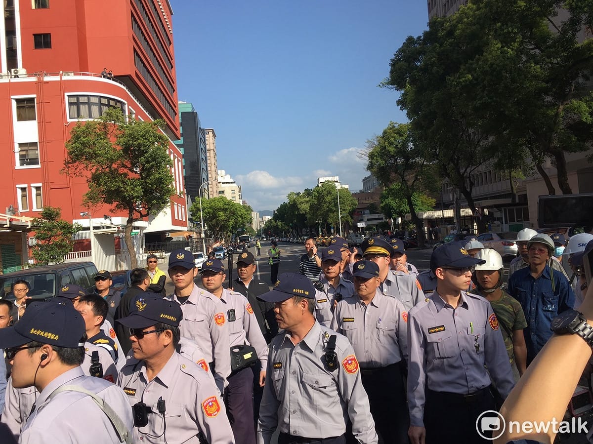今天下午3點40分左右，台北市警局開始拆公投盟帳篷，獨派人士與民眾大喊「公文拿出來」，多名人士與警方發生推擠衝突，推擠中警方將抗議民眾壓制在地。 圖：黃韋銓/攝