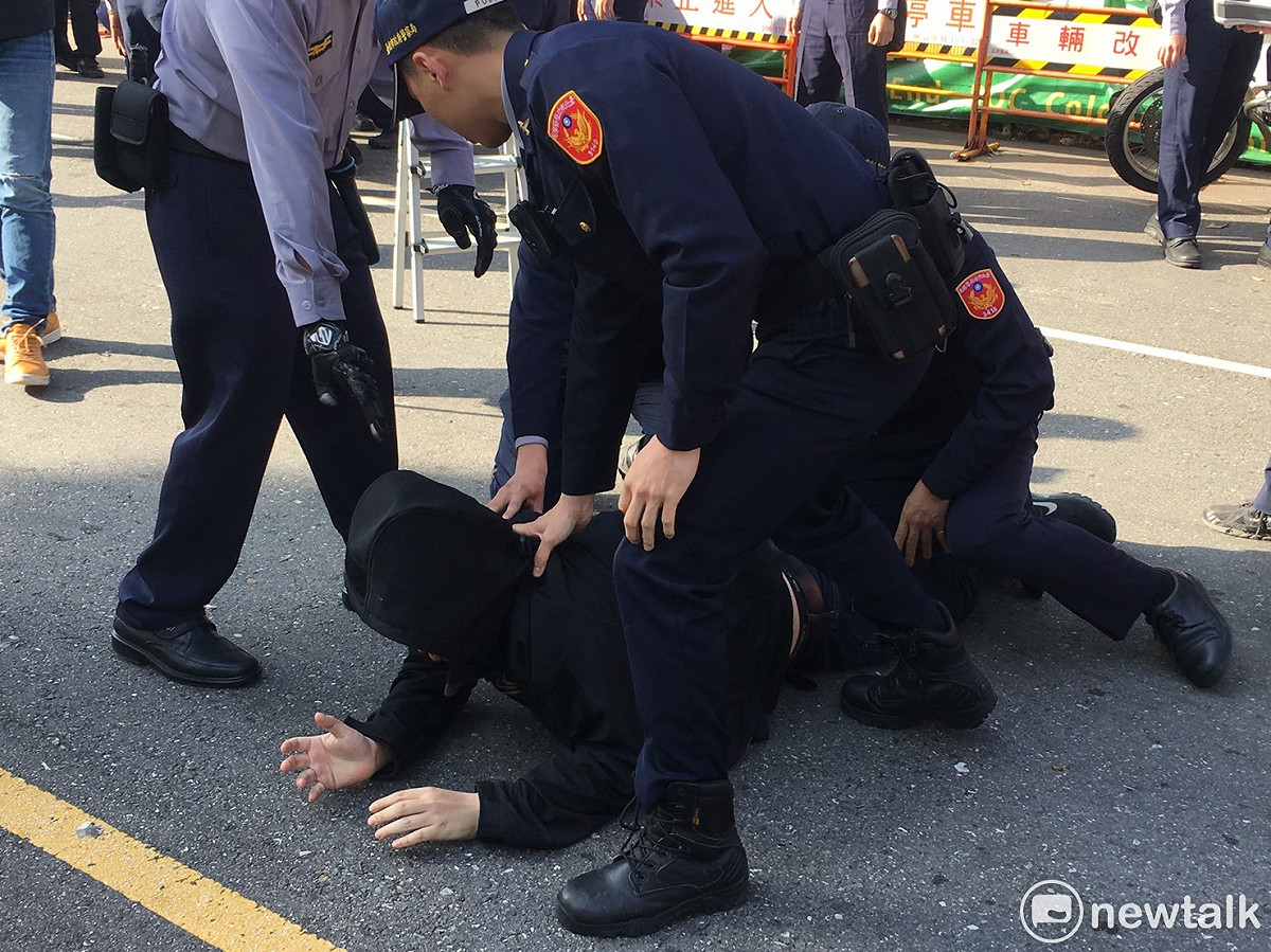 今天下午3點40分左右，台北市警局開始拆公投盟帳篷，獨派人士與民眾大喊「公文拿出來」，多名人士與警方發生推擠衝突，推擠中警方將抗議民眾壓制在地。 圖：黃韋銓/攝