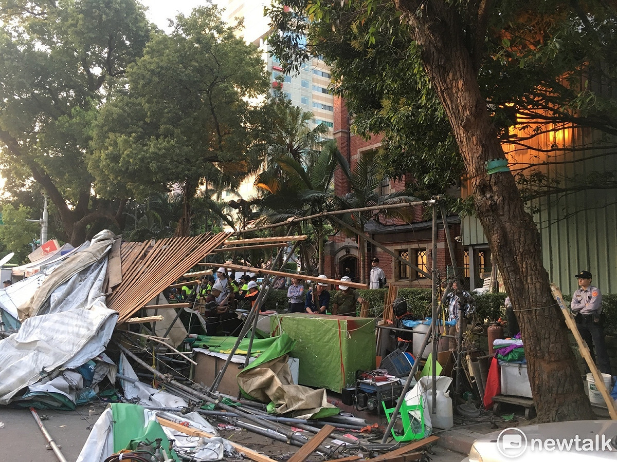 截至晚間6點，公投盟帳蓬主結構已被拆除，多名獨派人士仍在現場看守，不時與警方口角。 圖：黃韋銓/攝