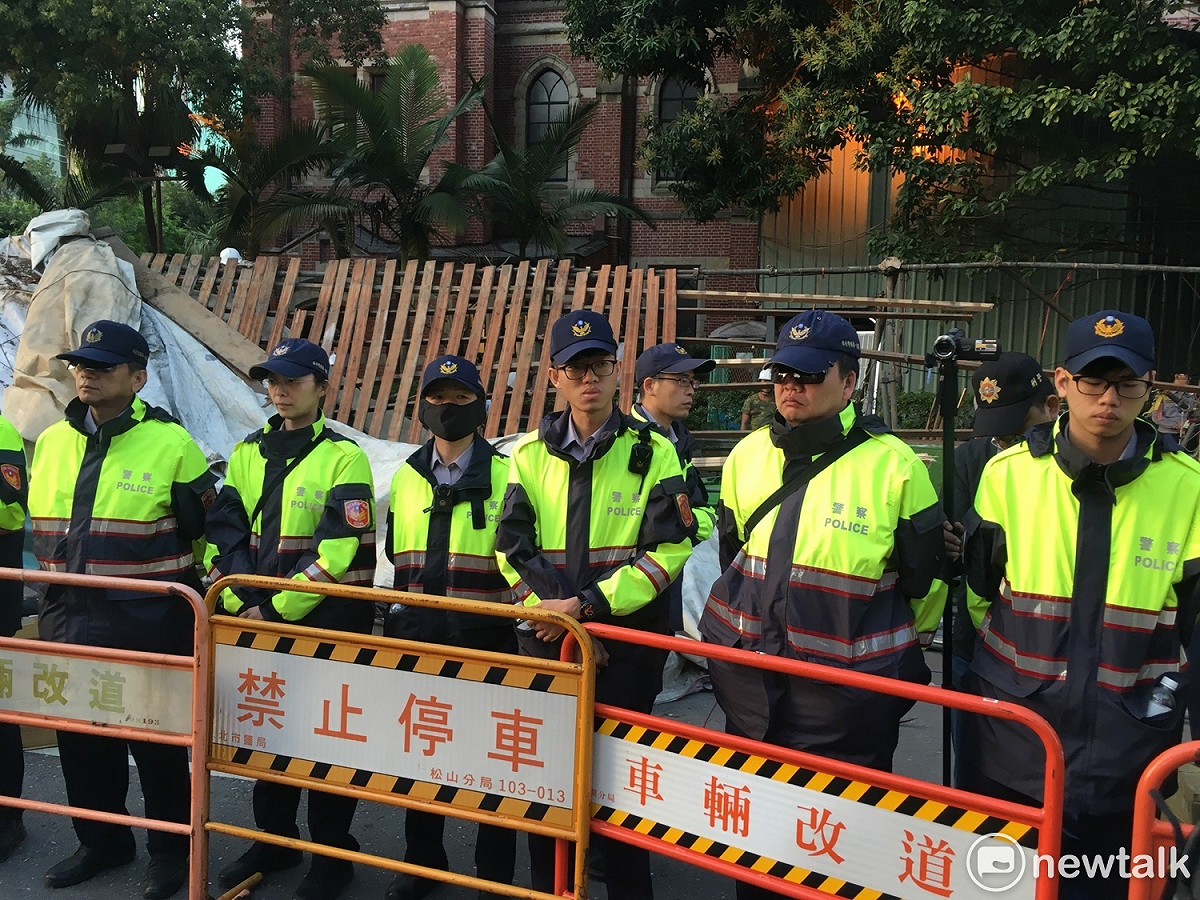 台北市政府建管處今（23）日認定公投盟帳蓬為違章建築，中正一分局下午3點出動大批警力，3點40分準備拆除，強制驅離帳篷中的獨派人士，雙方強烈推擠。 圖：黃韋銓/攝