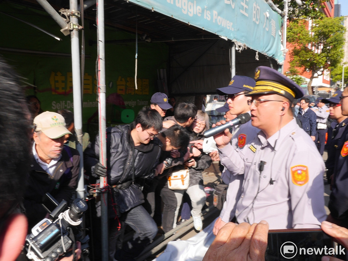 台北市政府建管處今（23）日認定公投盟帳蓬為違章建築，中正一分局下午3點出動大批警力，3點40分準備拆除，強制驅離帳篷中的獨派人士，雙方強烈推擠。 圖：黃韋銓/攝