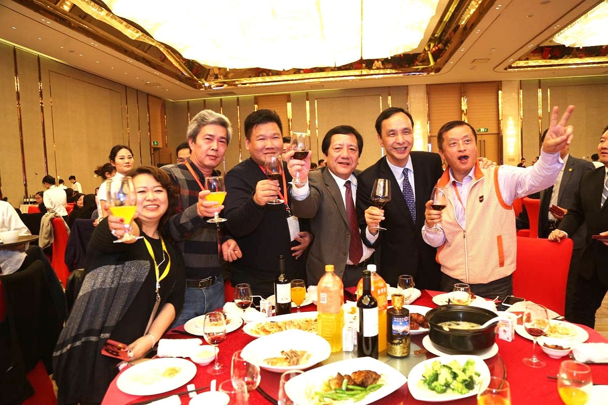 朱立倫與南京台商一起敬酒。 圖 : 新北市政府/提供