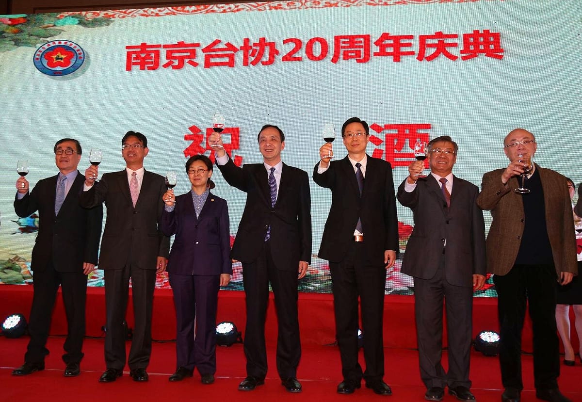 朱立倫與南京台商一起敬酒。 圖 : 新北市政府（資料照片）