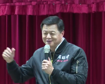 國民黨新北市長的政見會共有四場，4月3日至4月5日進行電話民調。首埸在民進黨的大票倉三重區首開戰，於厚德體操館舉行，來了約500多位聽眾。周錫瑋發表政見。 圖：翻攝自網路直播畫面
