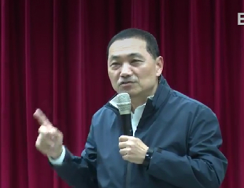 國民黨新北市長的政見會共有四場，4月3日至4月5日進行電話民調。首埸在民進黨的大票倉三重區首開戰，於厚德體操館舉行，來了約500多位聽眾。侯友宜發表政見。 圖：翻攝自網路直播畫面（資料照片）