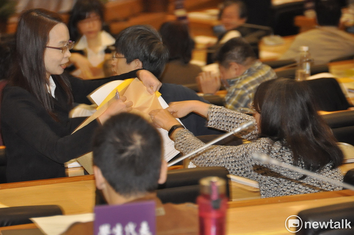 台大校務會針對校長參選人是否需利益迴避進行投票。 圖：陳香蘭/攝