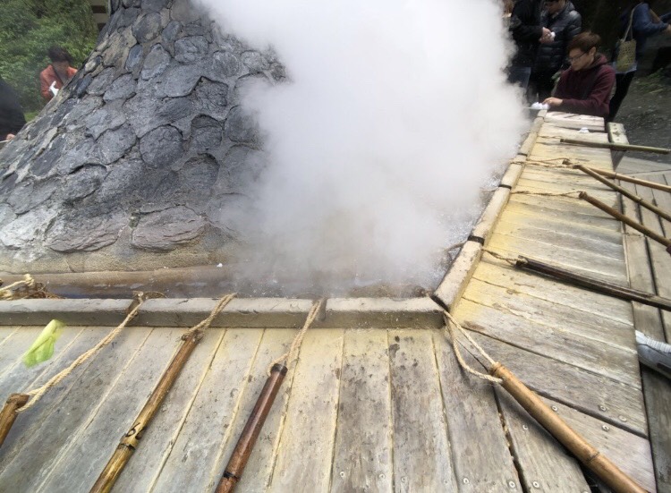 出門最重要的就是先填飽肚子，之後才有力氣前進，那就先前進鳩之澤吃個溫泉蛋吧！ 圖：翻攝自APP《TripleFeet》