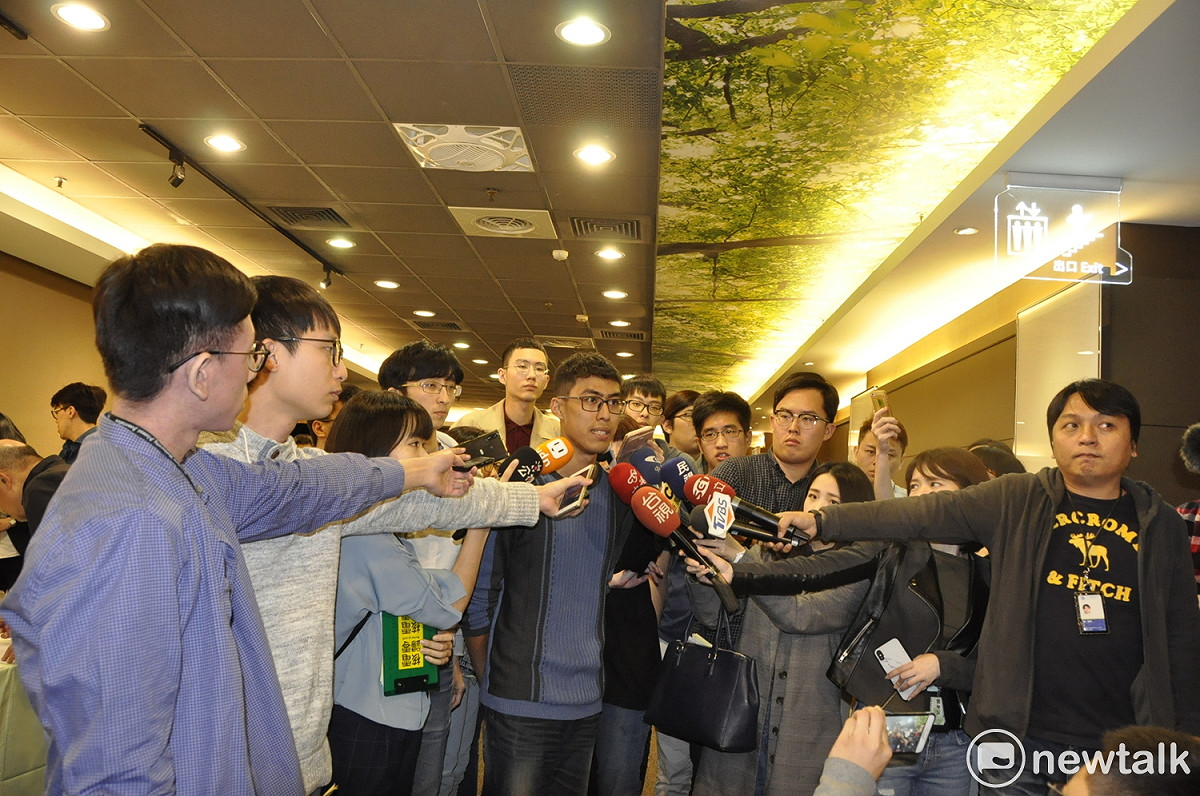 法律學院學生代表童昱文受訪痛批，校務會議根本「不想要」處理管案，呼籲教育部對於遴選程序應負起適法性監督的責任。 圖：陳香蘭/攝