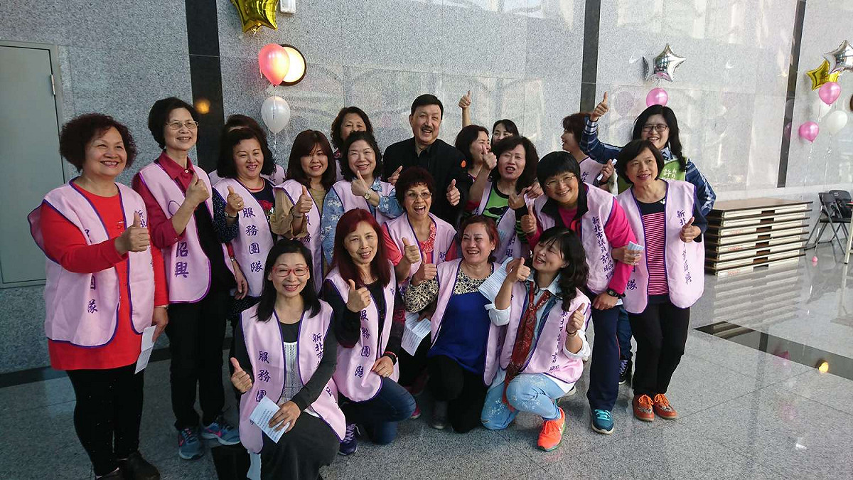 民進黨新北市黨部舉辦婦女發展會分會長聯合授證典禮，主委余天與婦展會員們開心合照。  圖：民進黨新北市黨部/提供