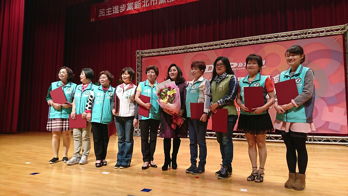 民進黨新北市婦展會總會長李亞萍 (中抱花束者)與各分會長合影。 圖：民進黨新北市黨部/提供