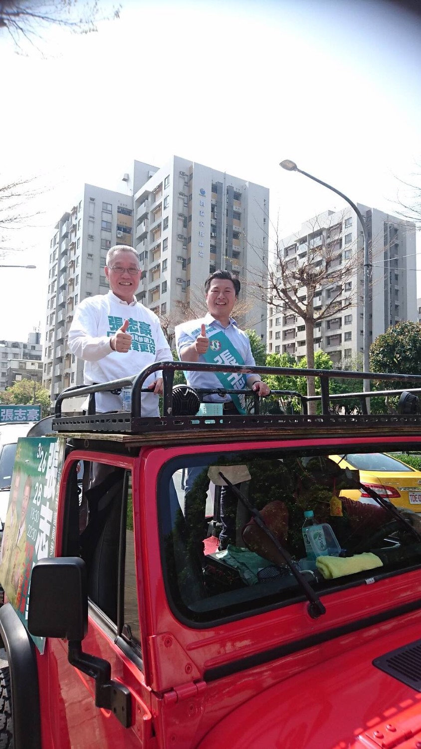 張志豪由吳國棟陪同車隊掃街。 圖：張志豪/提供