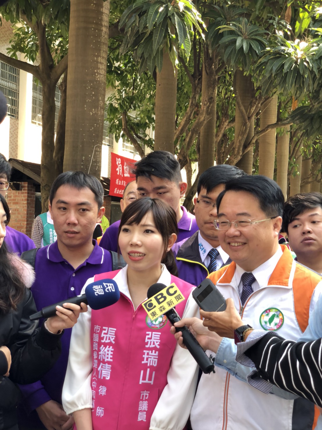 張維倩請來吳秉叡一起辦捐血作公益，兼拉抬選情。 圖：張維倩/提供