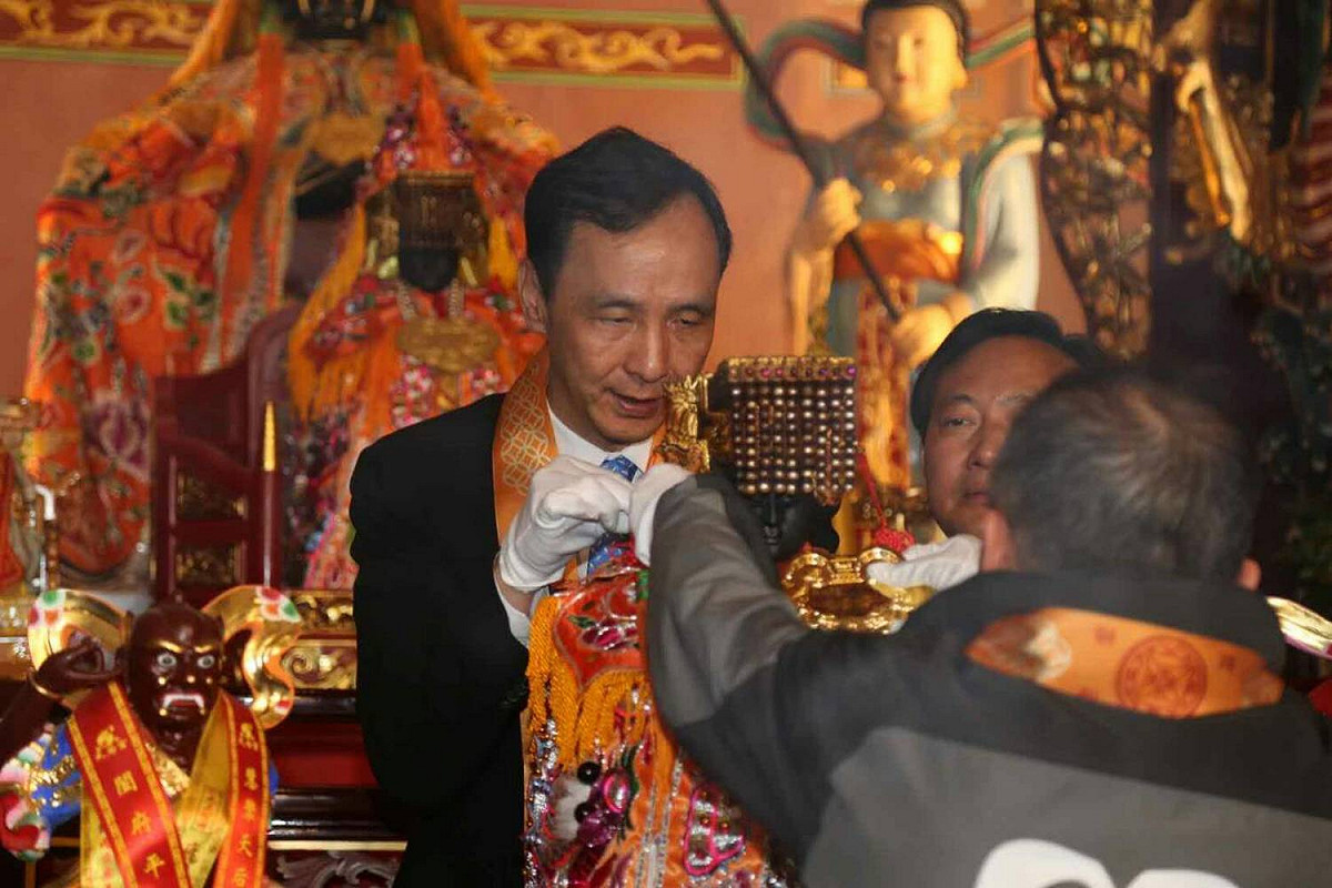 朱立倫上香參拜慧聚寺天后宮，並向天上聖母祈求每位在崑山工作、生活、求學的台灣朋友，大家都能夠平安健康、圓滿順利。 圖：新北市政府/提供