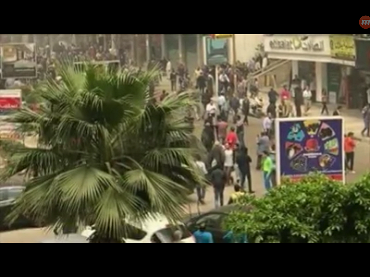 埃及內政部發布聲明稱，這枚炸彈的攻擊目標是亞力山卓巿（Alexandria）安全首長。埃及兩天後即將舉行總統大選，目前軍警人員已封鎖爆炸現場處理中。 圖：翻攝自Youtube