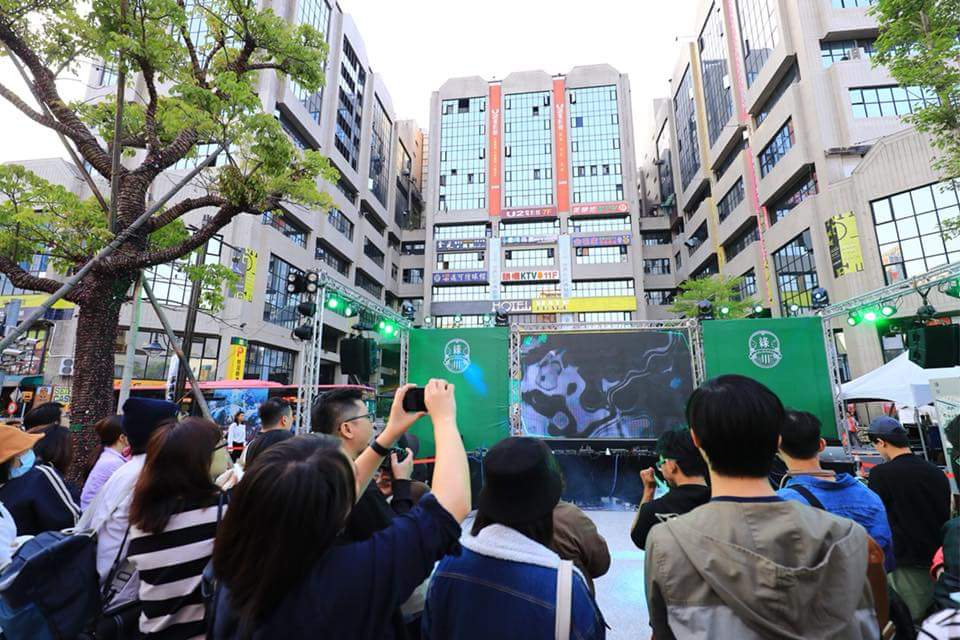 水利局表示，綠川緊臨台中火車站，是代表台中市區重要水域，整治完成至今不到2個月，已吸引數萬名國、內外旅客前來。 圖：翻攝自林佳龍臉書