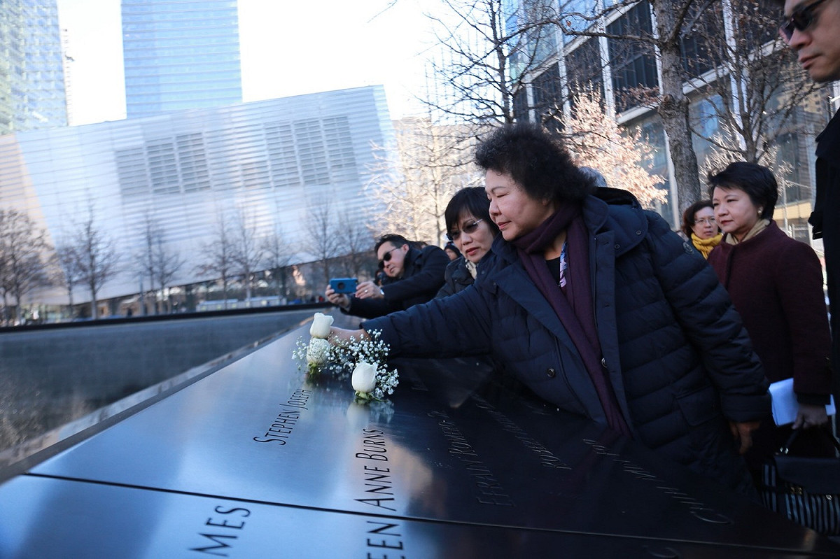 高雄市長陳菊24日訪911紀念館向7位台籍罹難者獻花致意。 圖/高雄市政府提供